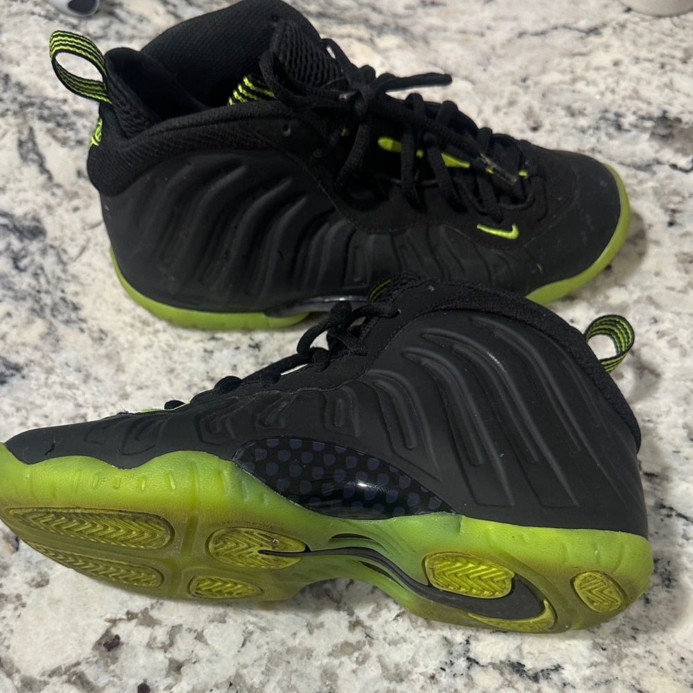 Nike Kids Black and Neon Green Sneakers